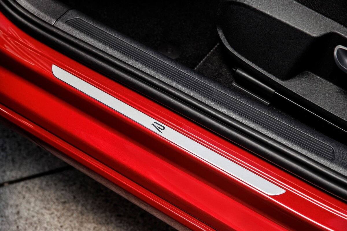 Umbral de puerta con iluminación y logo distintivo VW. Umbral de puerta con iluminación y logo distintivo VW.