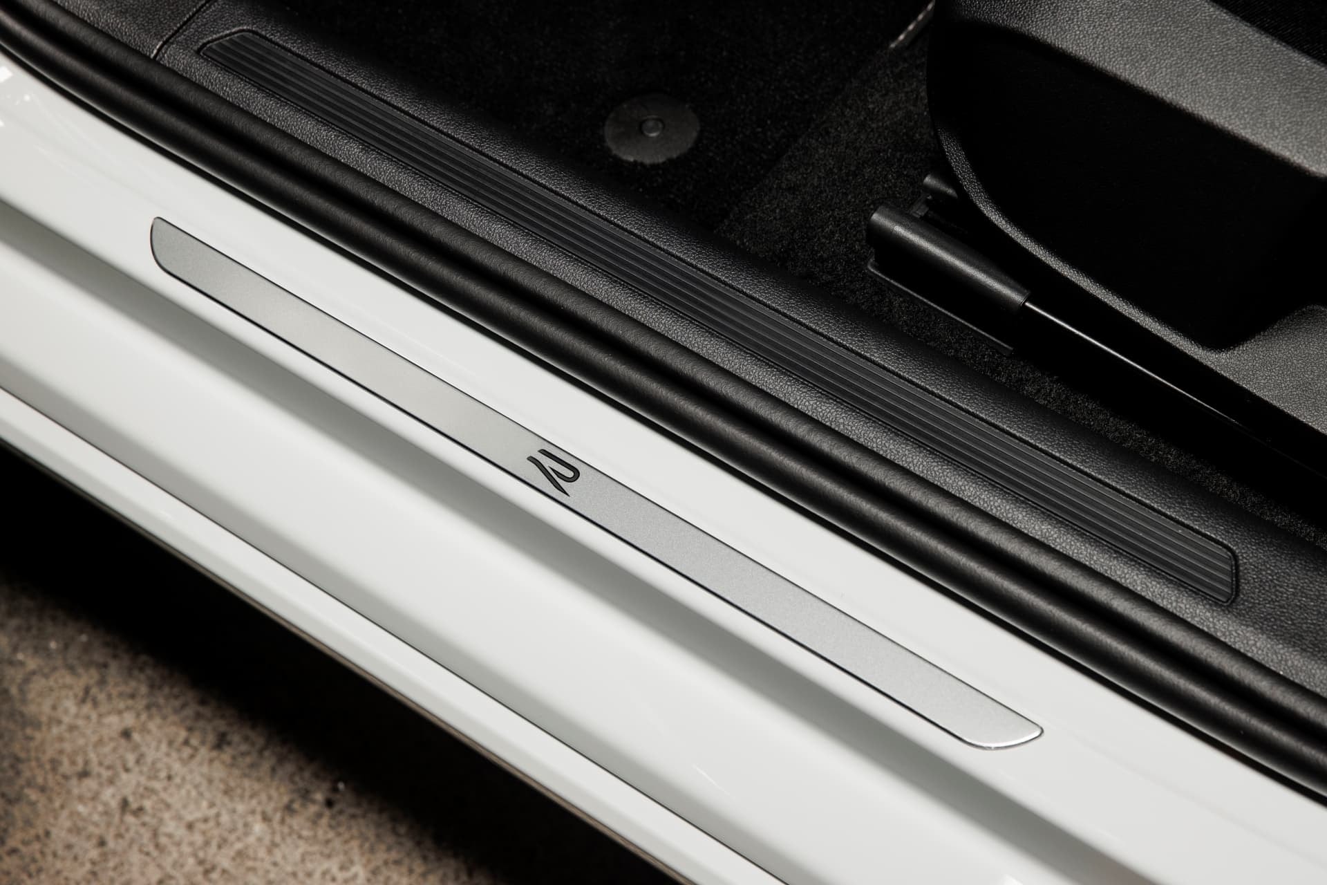 Placa distintiva de Volkswagen en el umbral de la puerta.