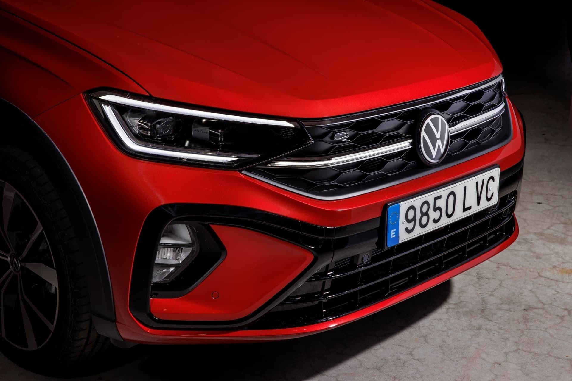 Vista delantera del Volkswagen Taigo, mostrando el conjunto frontal