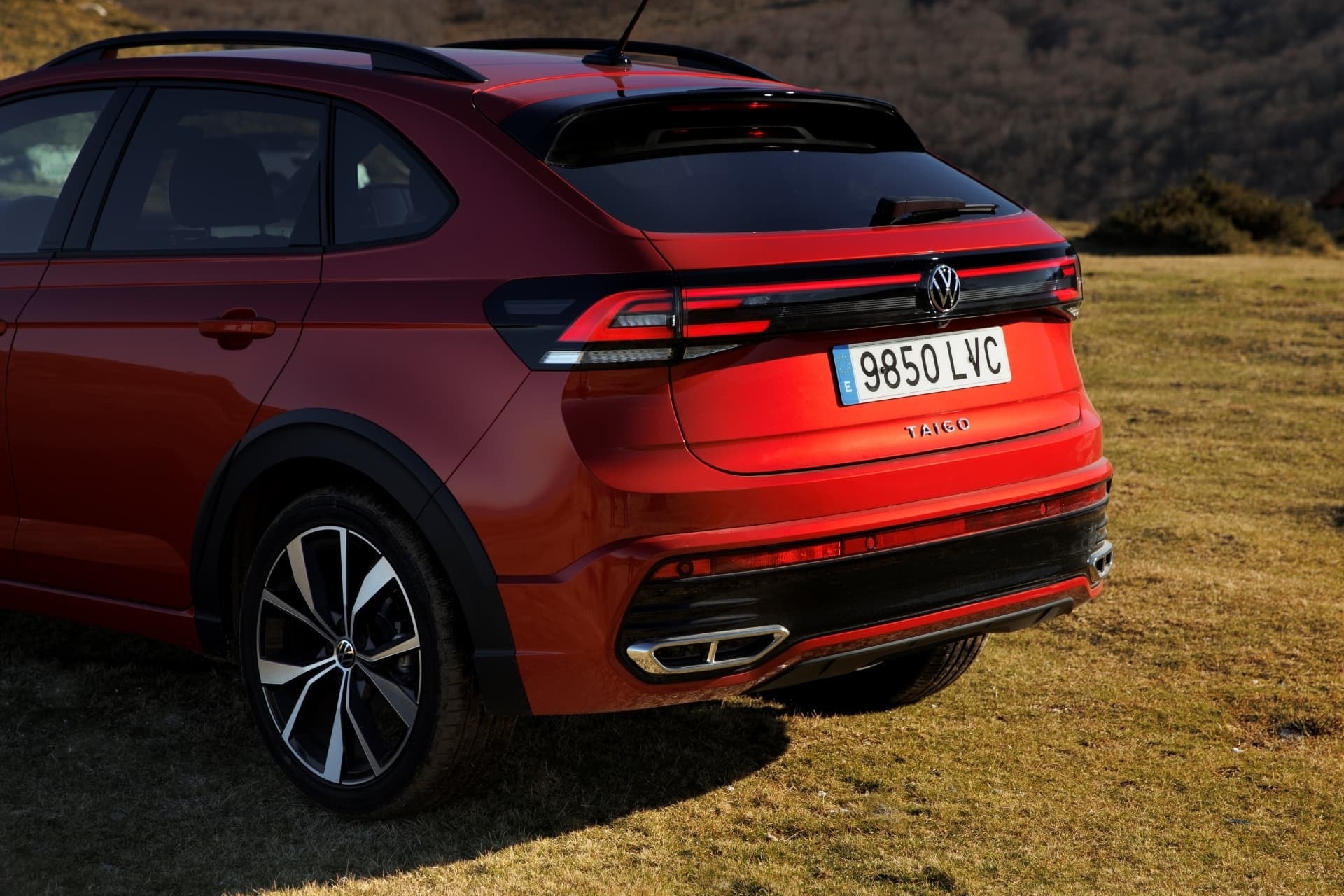 Vista trasera y lateral del Volkswagen Taigo, destacando su silueta