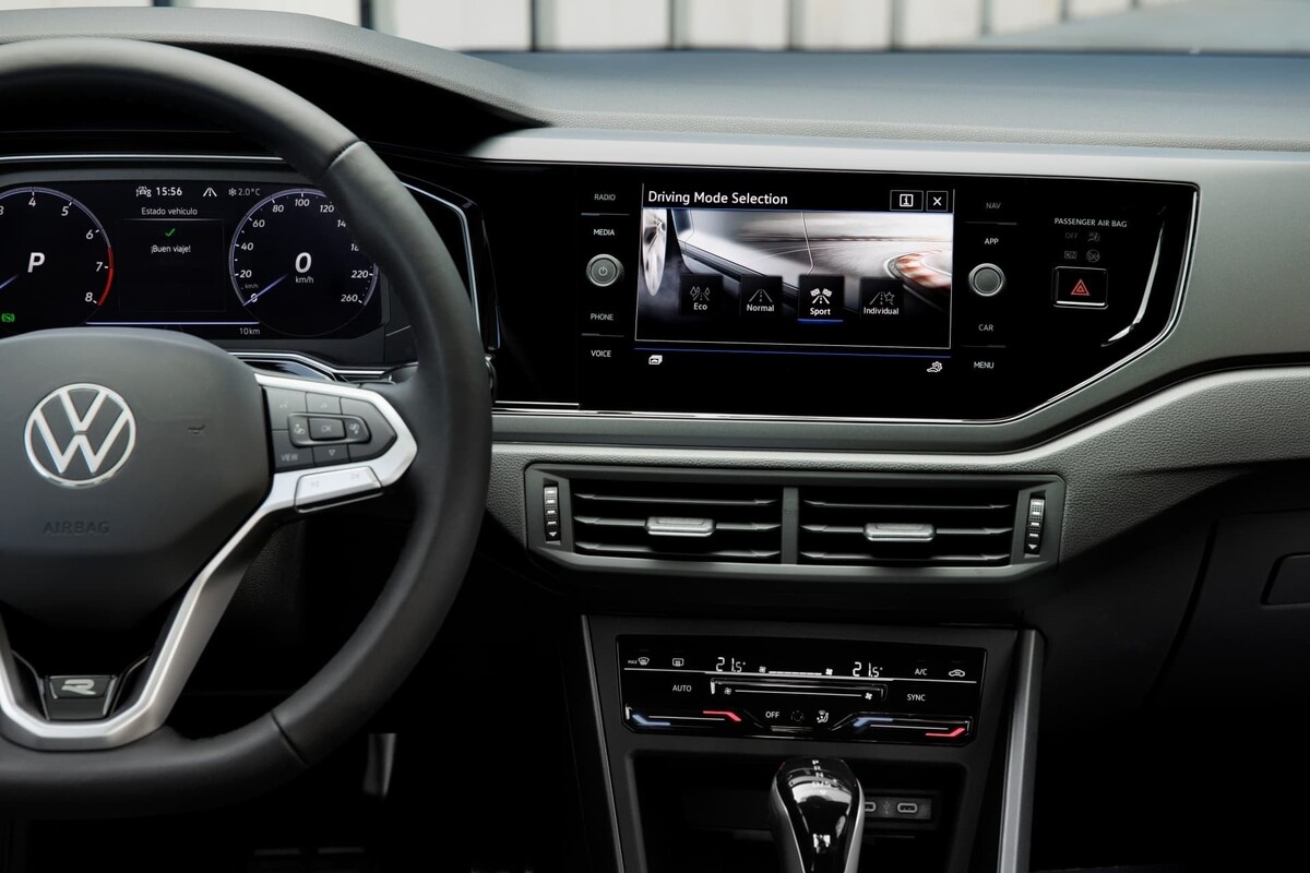 Close-up del sistema de infotainment táctil en el Taigo. Close-up del sistema de infotainment táctil en el Taigo.