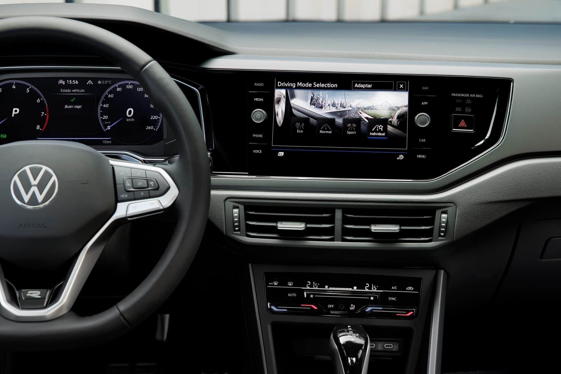 Vista del volante y sistema de infotainment del Volkswagen Taigo.