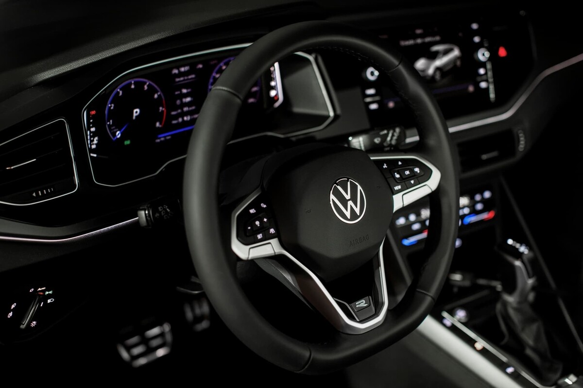 Volante multifunción del Taigo destacando sus mandos lumínicos. Volante multifunción del Taigo destacando sus mandos lumínicos.