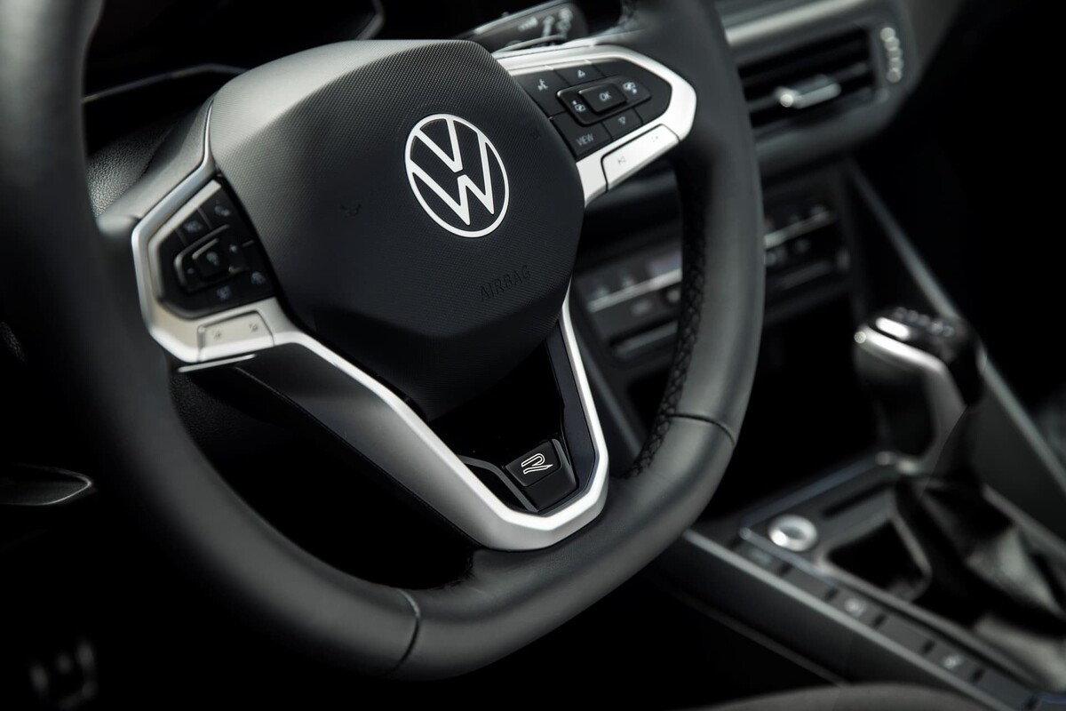 Vista del volante con logo VW y controles multifunción. Vista del volante con logo VW y controles multifunción.
