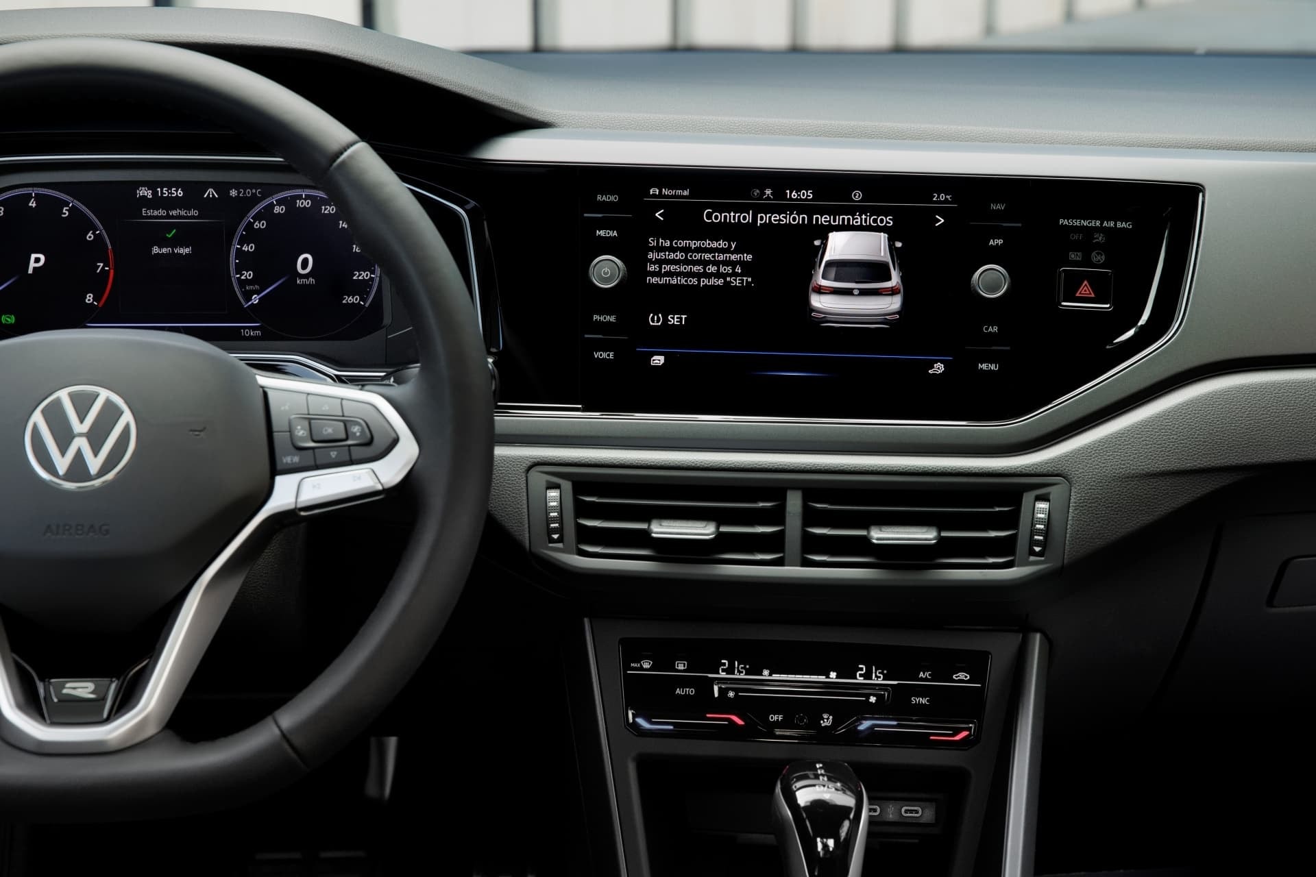 Vista del volante y pantalla central del Volkswagen Taigo.