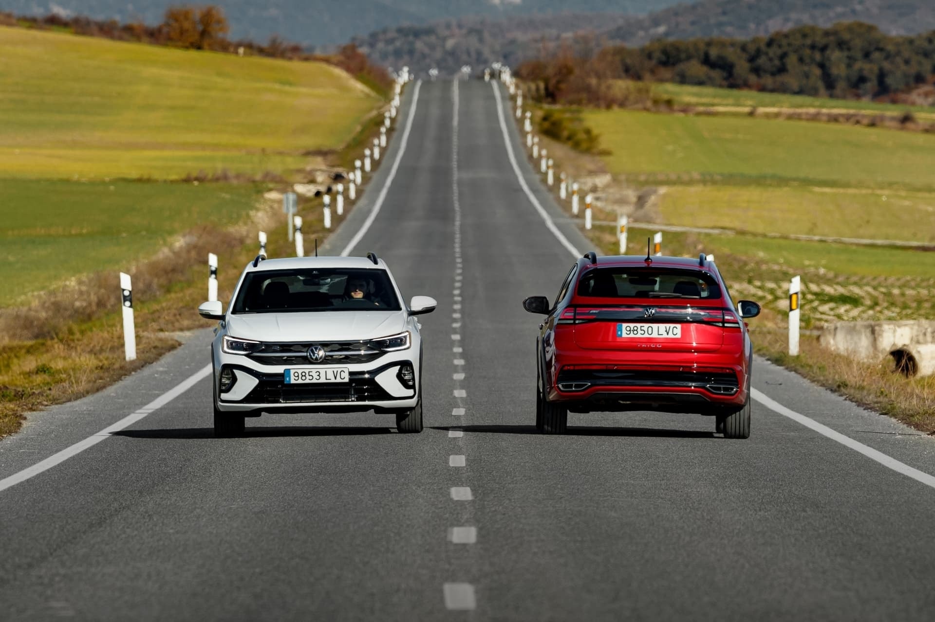 Pareja de Volkswagen Taigo en carretera mostrando frente y trasera.
