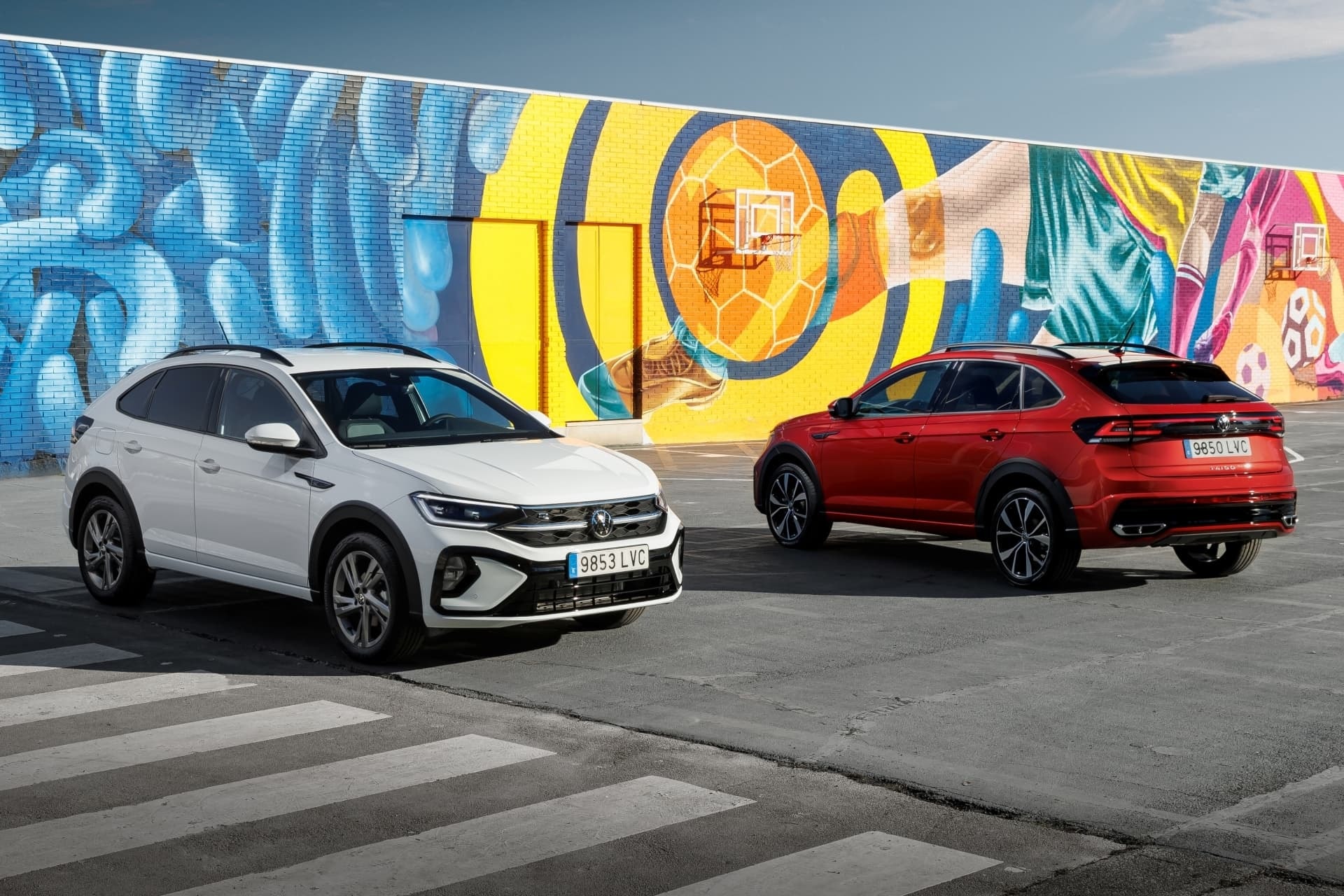 Volkswagen Taigo contrastando con el arte urbano de fondo.