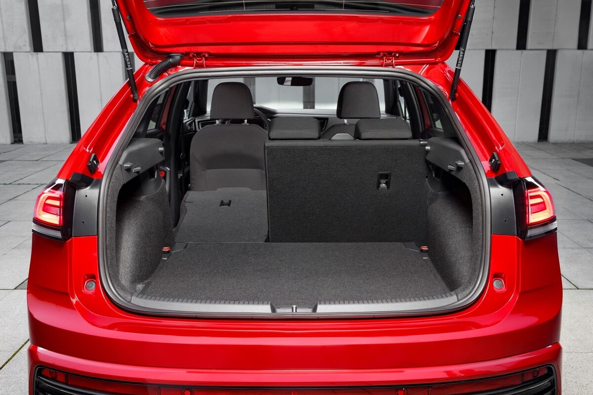 Maletero del Volkswagen Taigo con asientos traseros abatidos, en rojo. Maletero del Volkswagen Taigo con asientos traseros abatidos, en rojo.