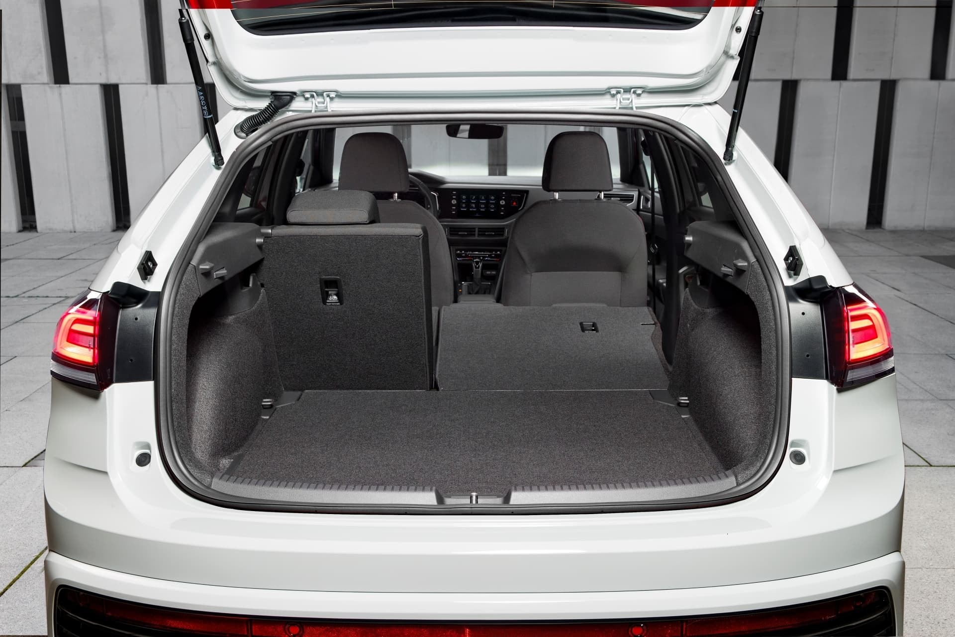 Maletero del Volkswagen Taigo con el banco trasero parcialmente abatido.