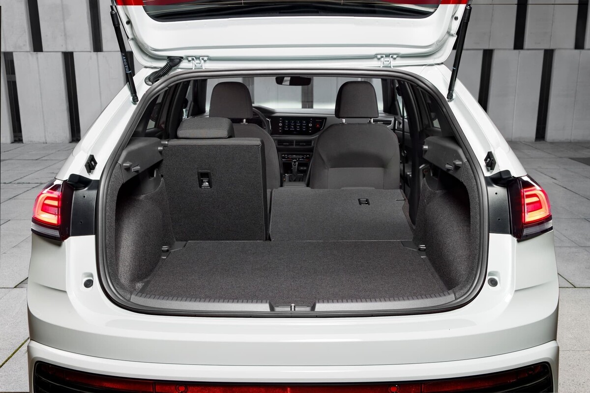 Maletero del Volkswagen Taigo con el banco trasero parcialmente abatido. Maletero del Volkswagen Taigo con el banco trasero parcialmente abatido.