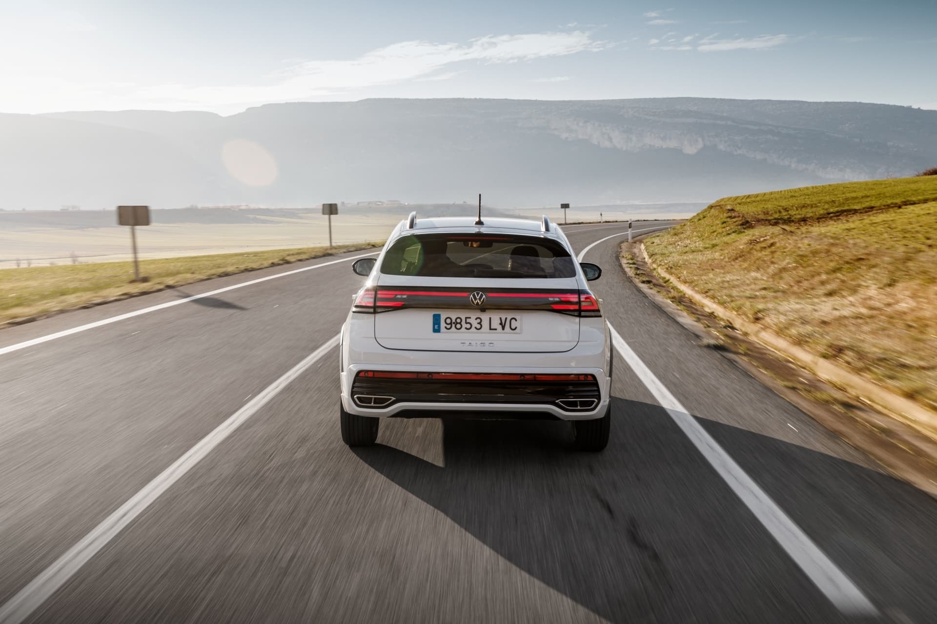 Imagen del Volkswagen Taigo blanco desde atrás destacando su diseño trasero.