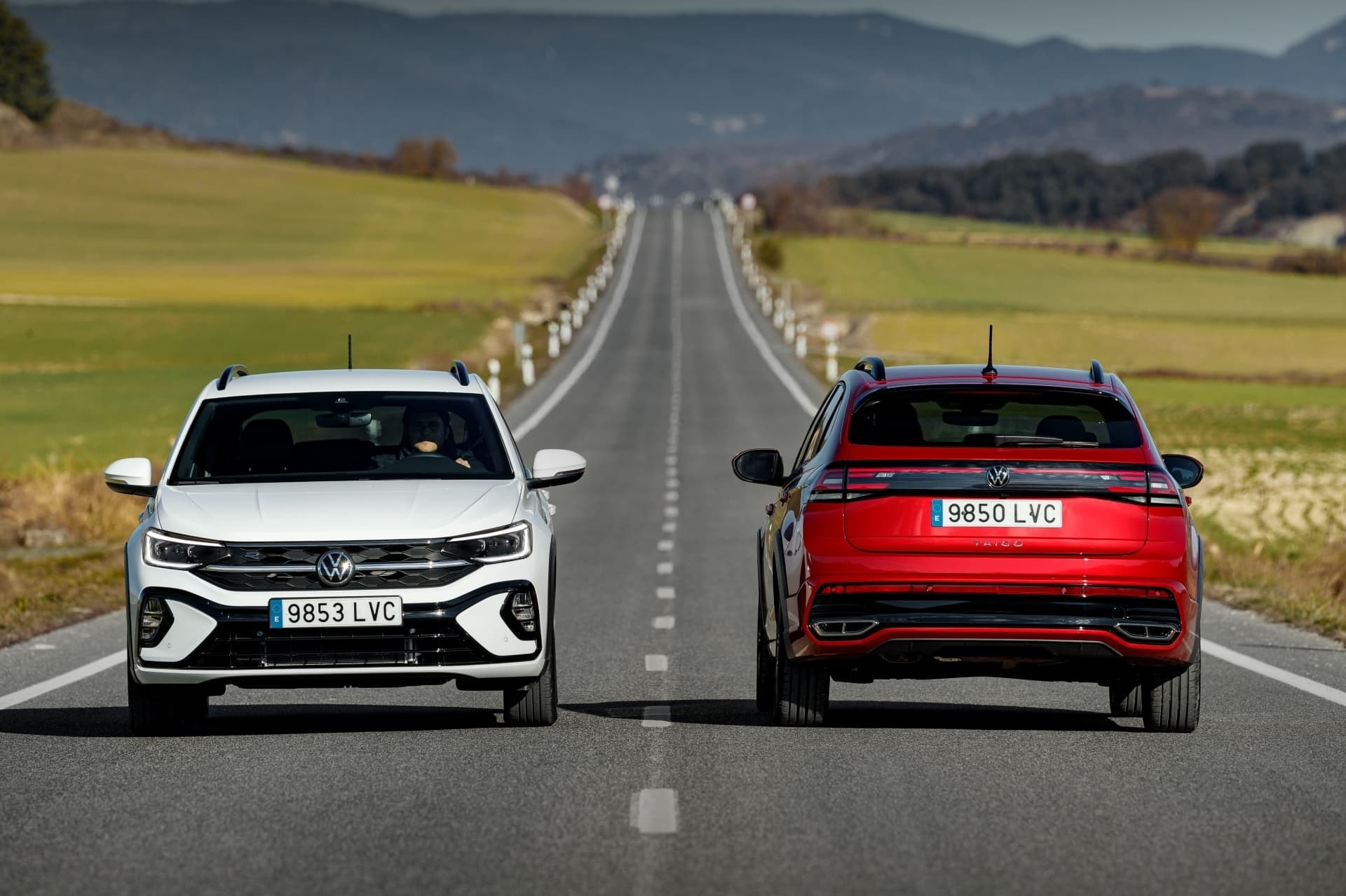 Dos Volkswagen Taigo en carretera, uno de frente y otro de espaldas.