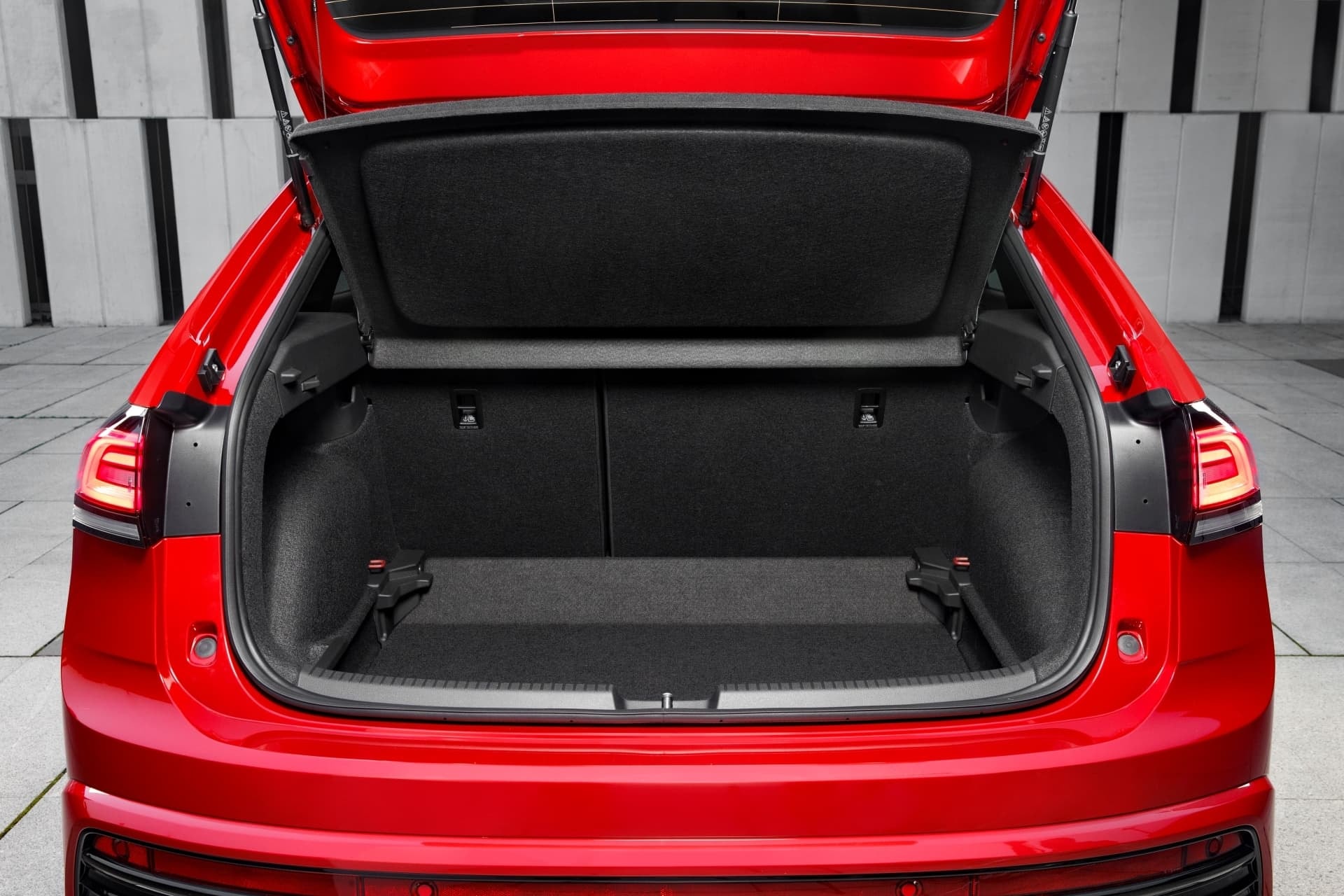 Maletero del Volkswagen Taigo vacío, destacando el revestimiento y espacio en rojo.