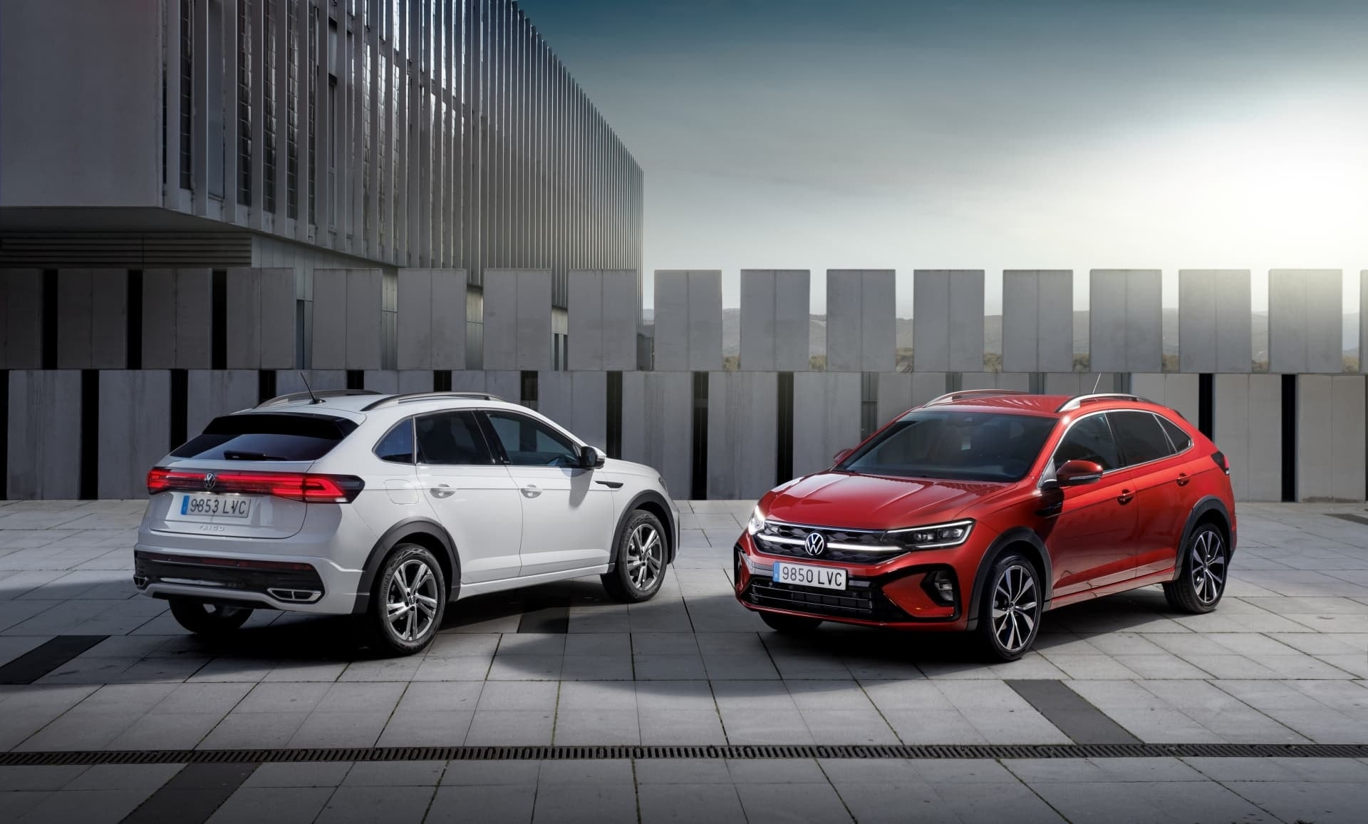 Vista lateral y trasera del Taigo en entorno urbano.