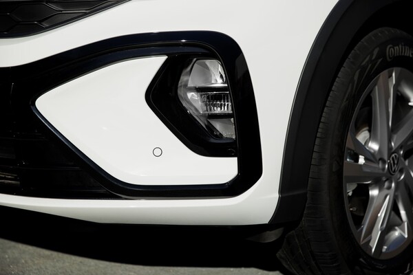 Primer plano de un faro del Volkswagen Taigo, mostrando detalles y calidad. Primer plano de un faro del Volkswagen Taigo, mostrando detalles y calidad.