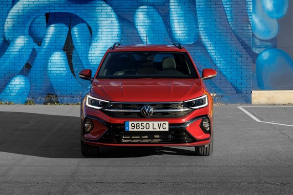 Fotografía frontal del Taigo con un fondo urbano artístico. Fotografía frontal del Taigo con un fondo urbano artístico.