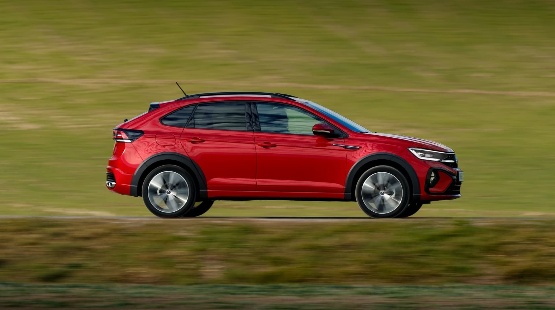 Perfil lateral del Volkswagen Taigo en movimiento, resaltando su aerodinámica.