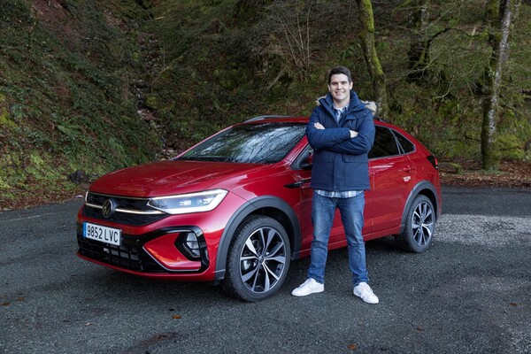 El Volkswagen Taigo en su hábitat natural acompañado de un usuario satisfecho. El Volkswagen Taigo en su hábitat natural acompañado de un usuario satisfecho.