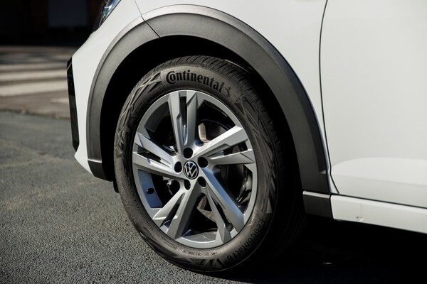 Llanta y parte del diseño exterior que enfatizan la estética y deportividad. Llanta y parte del diseño exterior que enfatizan la estética y deportividad.