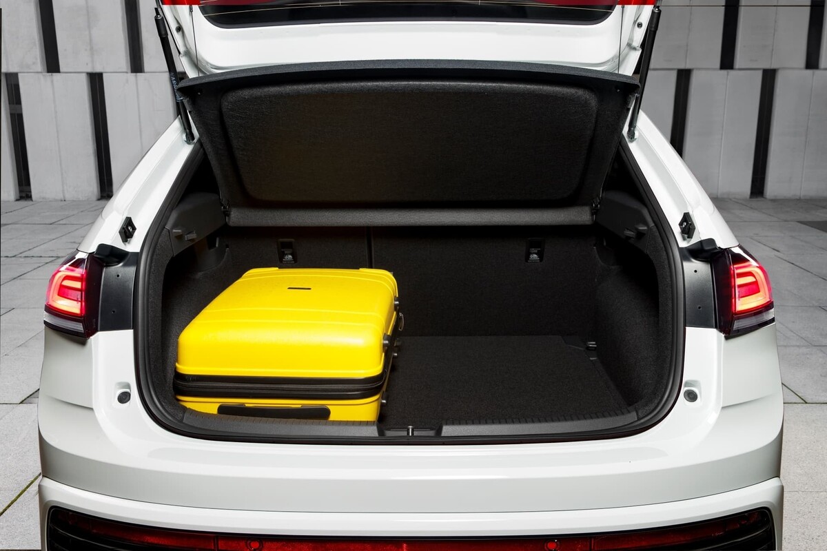 Maletero del Volkswagen Taigo con una maleta amarilla, demostrando su capacidad. Maletero del Volkswagen Taigo con una maleta amarilla, demostrando su capacidad.