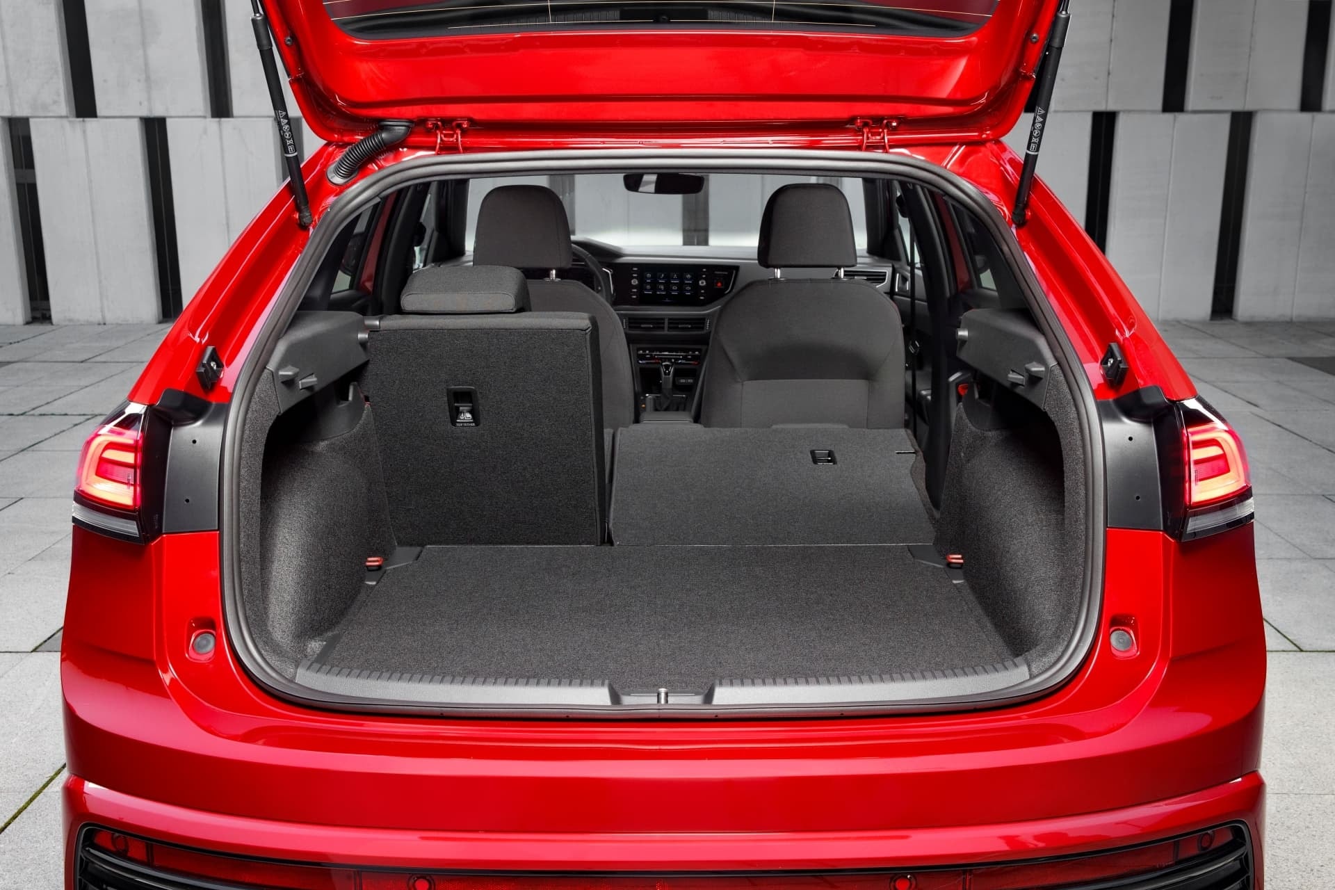 Vista del maletero del Volkswagen Taigo, mostrando su espacio útil en rojo.