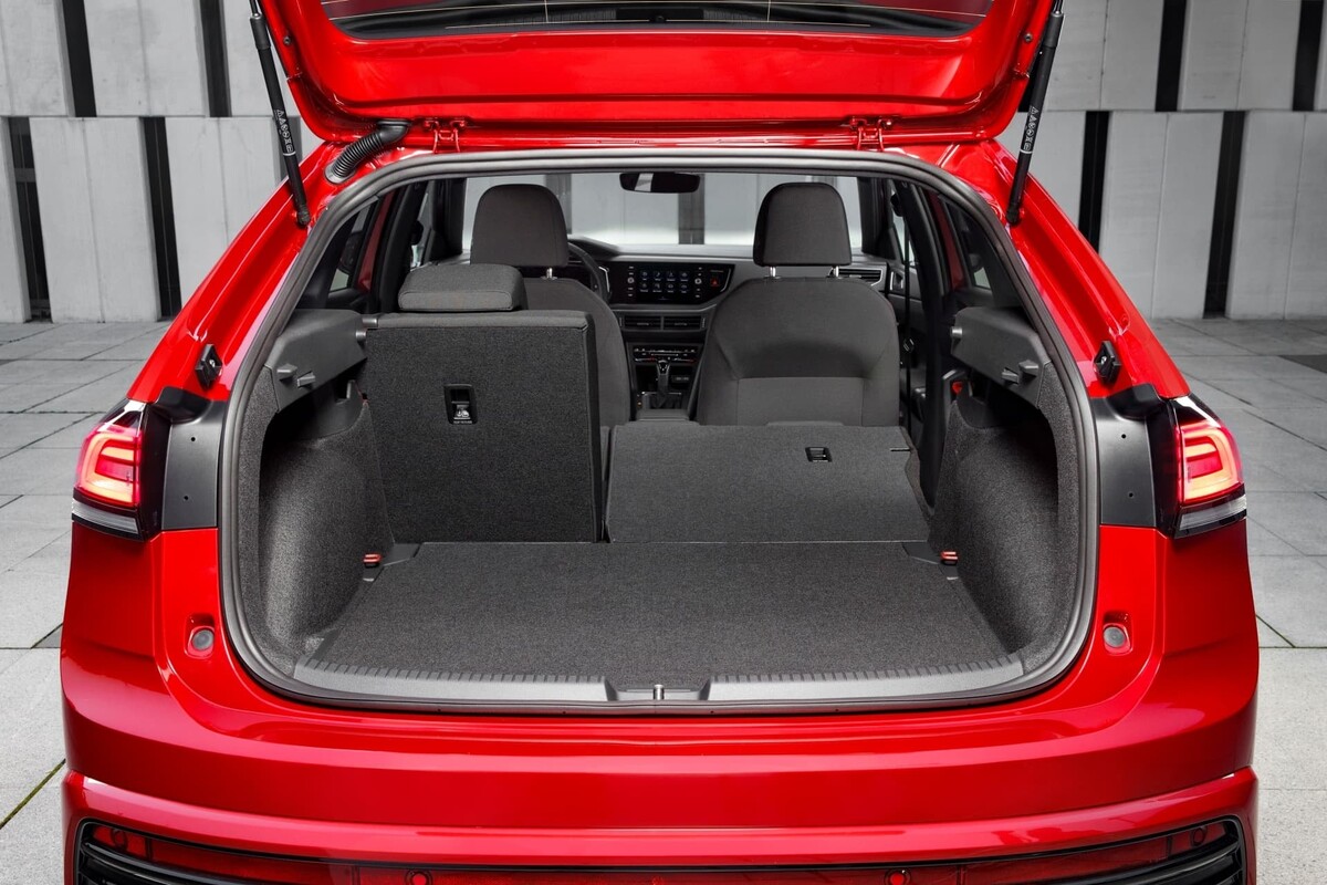 Vista del maletero del Volkswagen Taigo, mostrando su espacio útil en rojo. Vista del maletero del Volkswagen Taigo, mostrando su espacio útil en rojo.