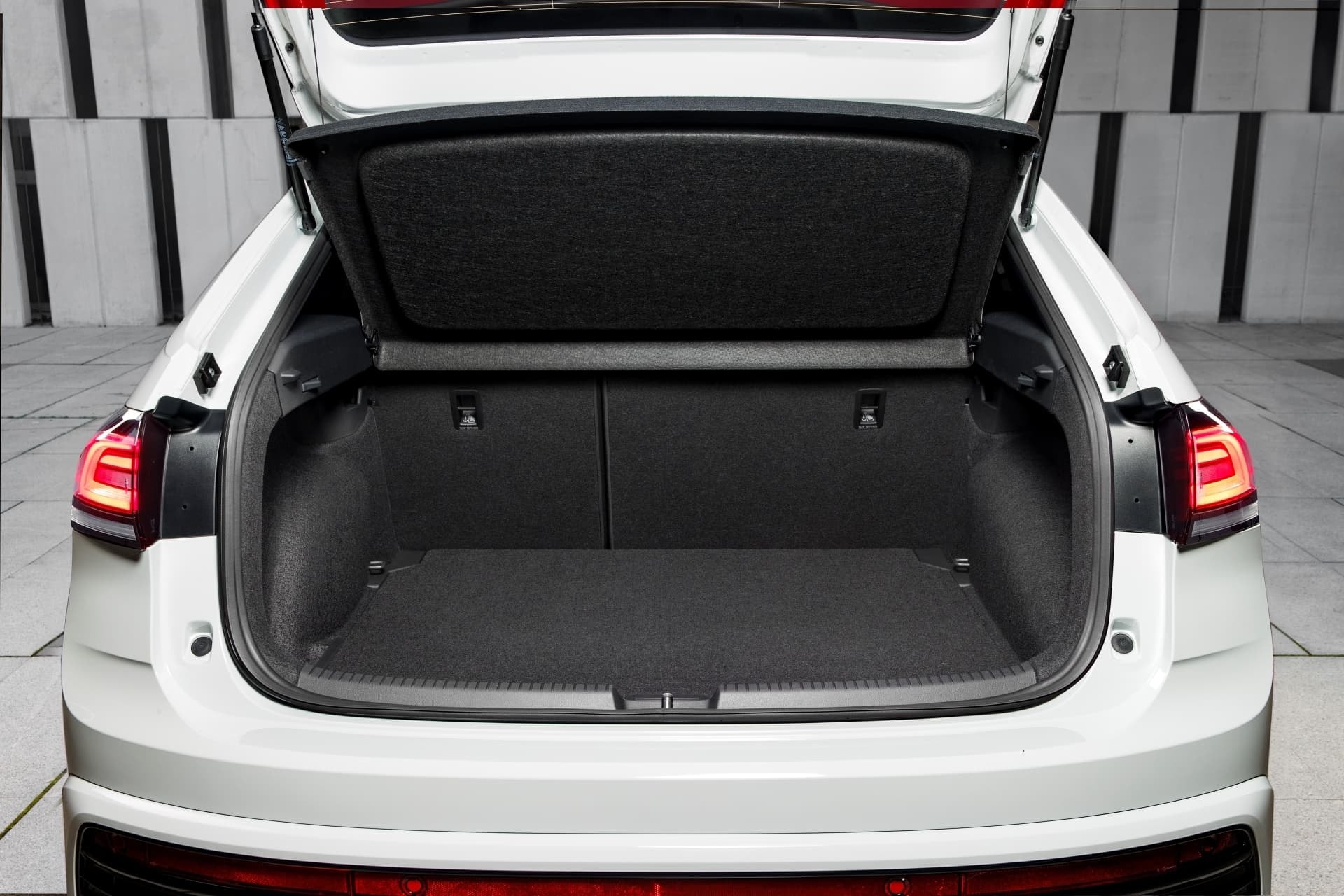 Maletero del Volkswagen Taigo sin carga, mostrando espacio y limpieza.