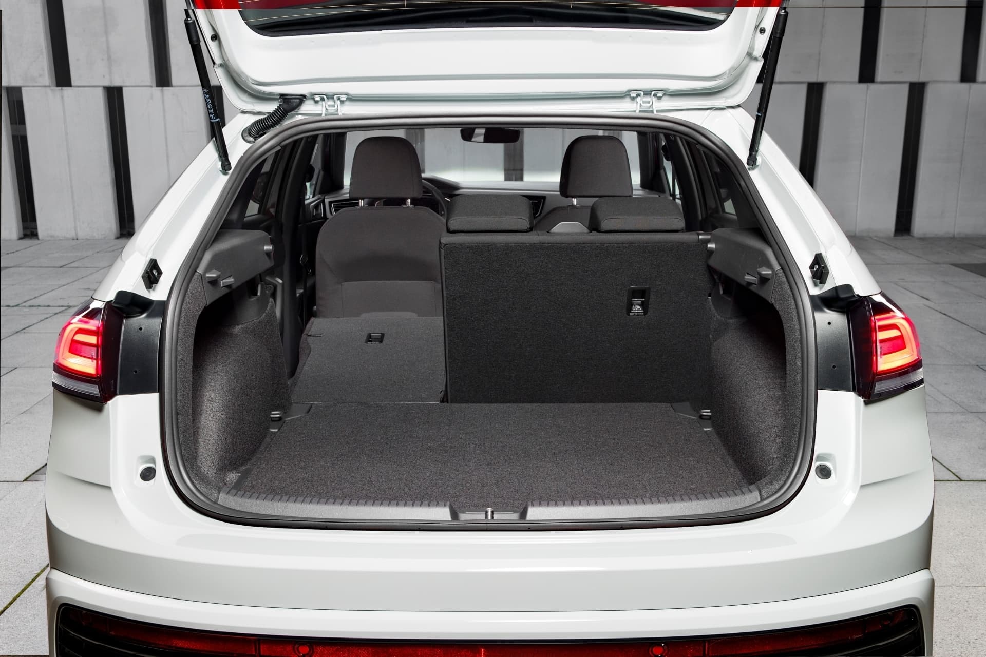 Vista del maletero del Volkswagen Taigo completamente vacío.
