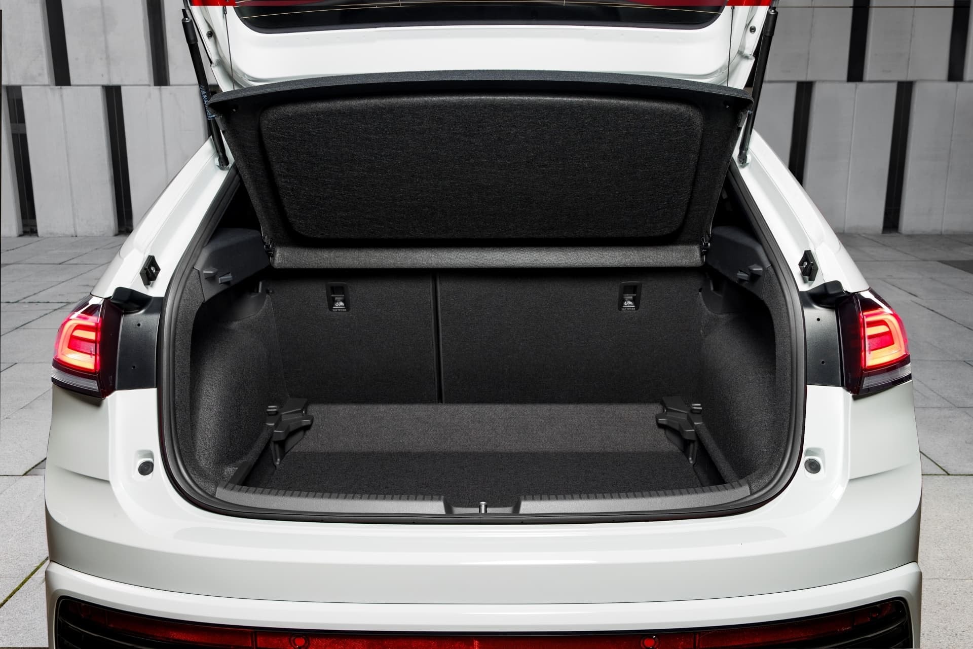 Vista lateral del maletero del Volkswagen Taigo, enfocando su amplitud.