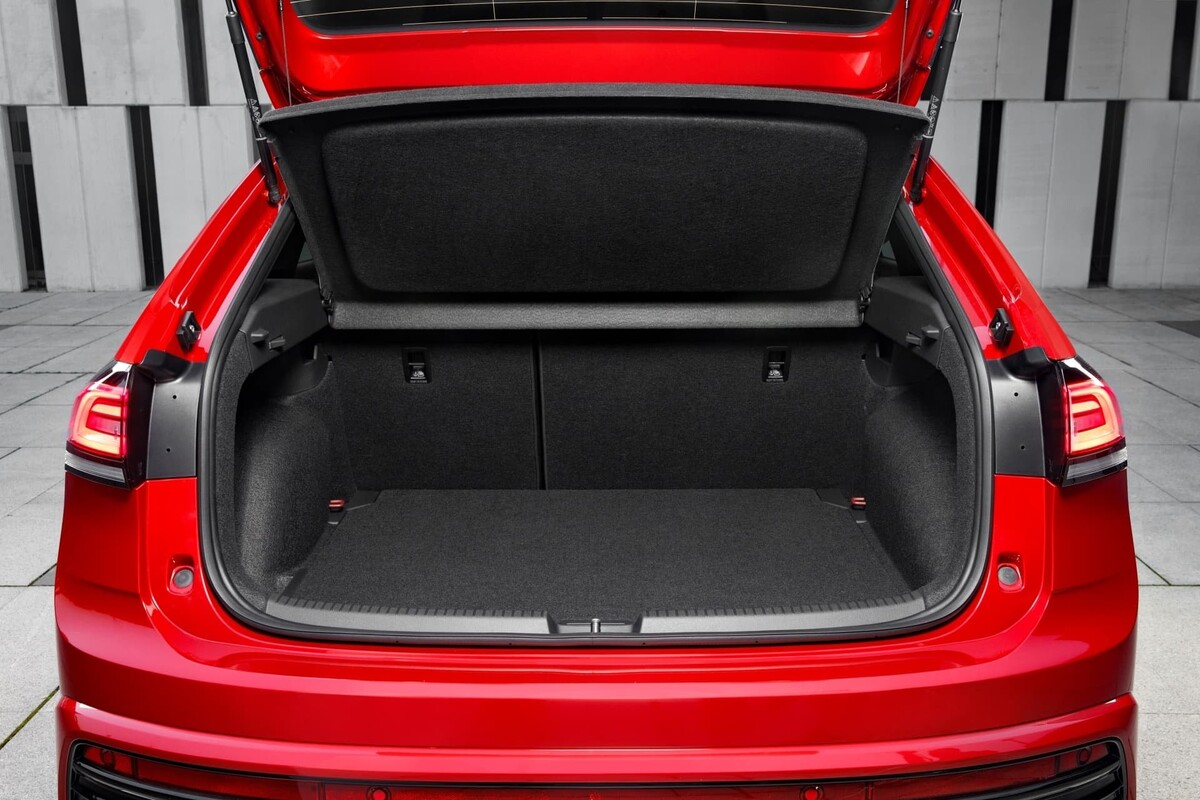 Trasera del Volkswagen Taigo con el portón abierto, destacando su diseño en rojo. Trasera del Volkswagen Taigo con el portón abierto, destacando su diseño en rojo.