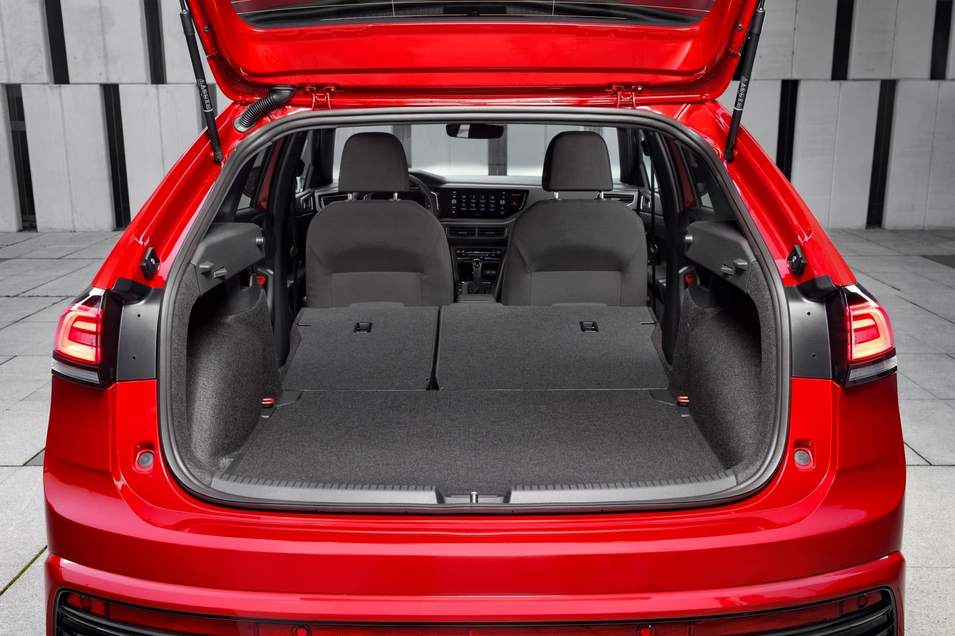 Vista trasera lateral del Volkswagen Taigo en color rojo.