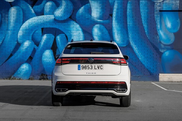 Imagen de la parte trasera del Volkswagen Taigo resaltando su línea deportiva. Imagen de la parte trasera del Volkswagen Taigo resaltando su línea deportiva.