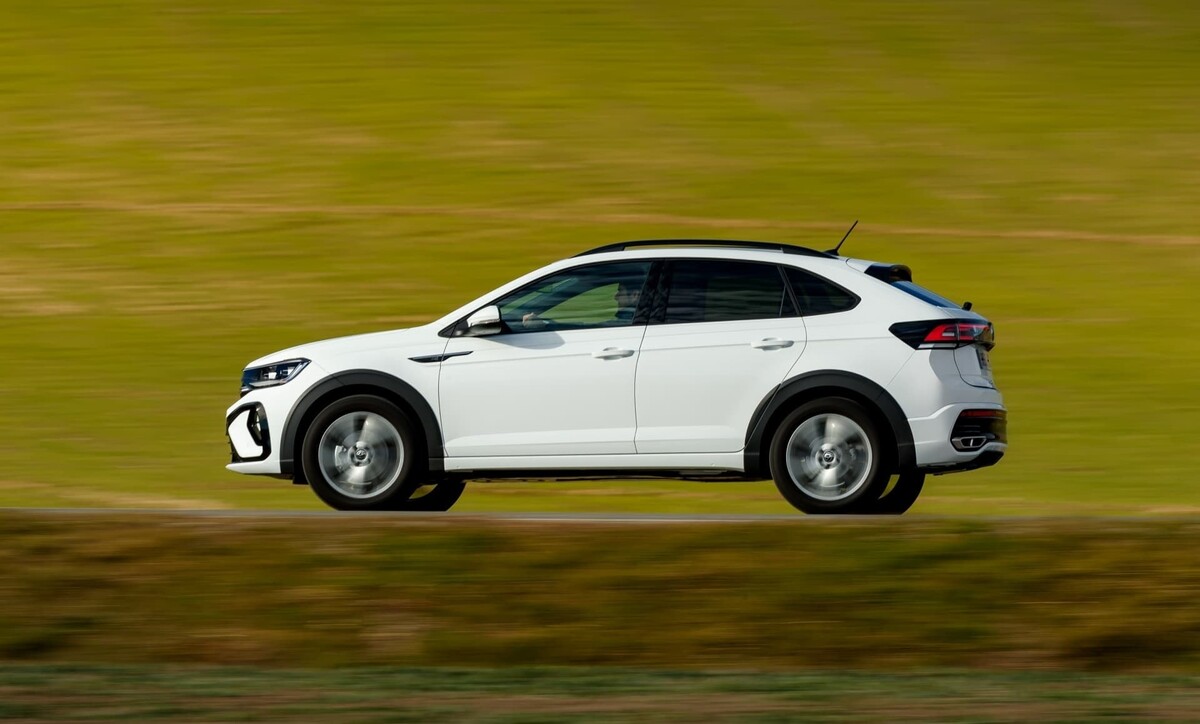 Perfil dinámico del Volkswagen Taigo en color blanco. Perfil dinámico del Volkswagen Taigo en color blanco.