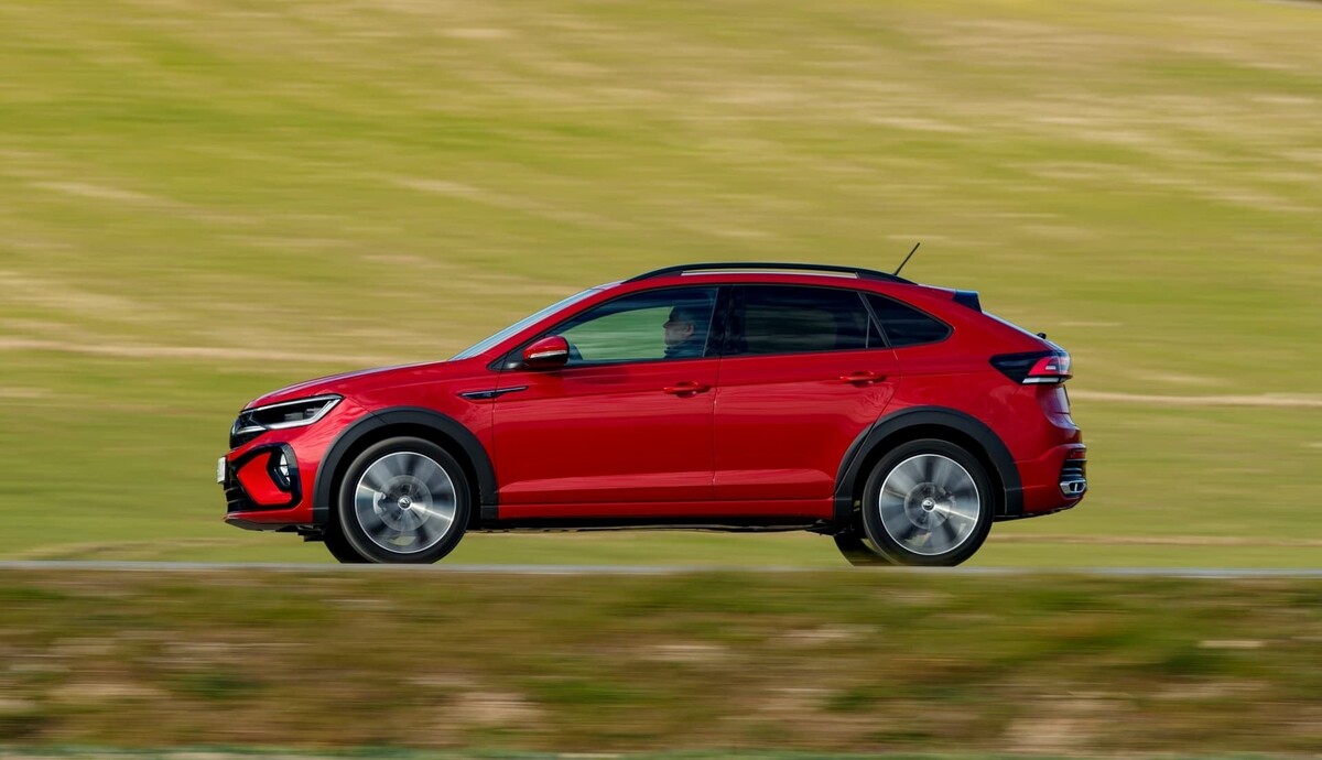 Lateral del Volkswagen Taigo en desplazamiento con trasfondo natural. Lateral del Volkswagen Taigo en desplazamiento con trasfondo natural.