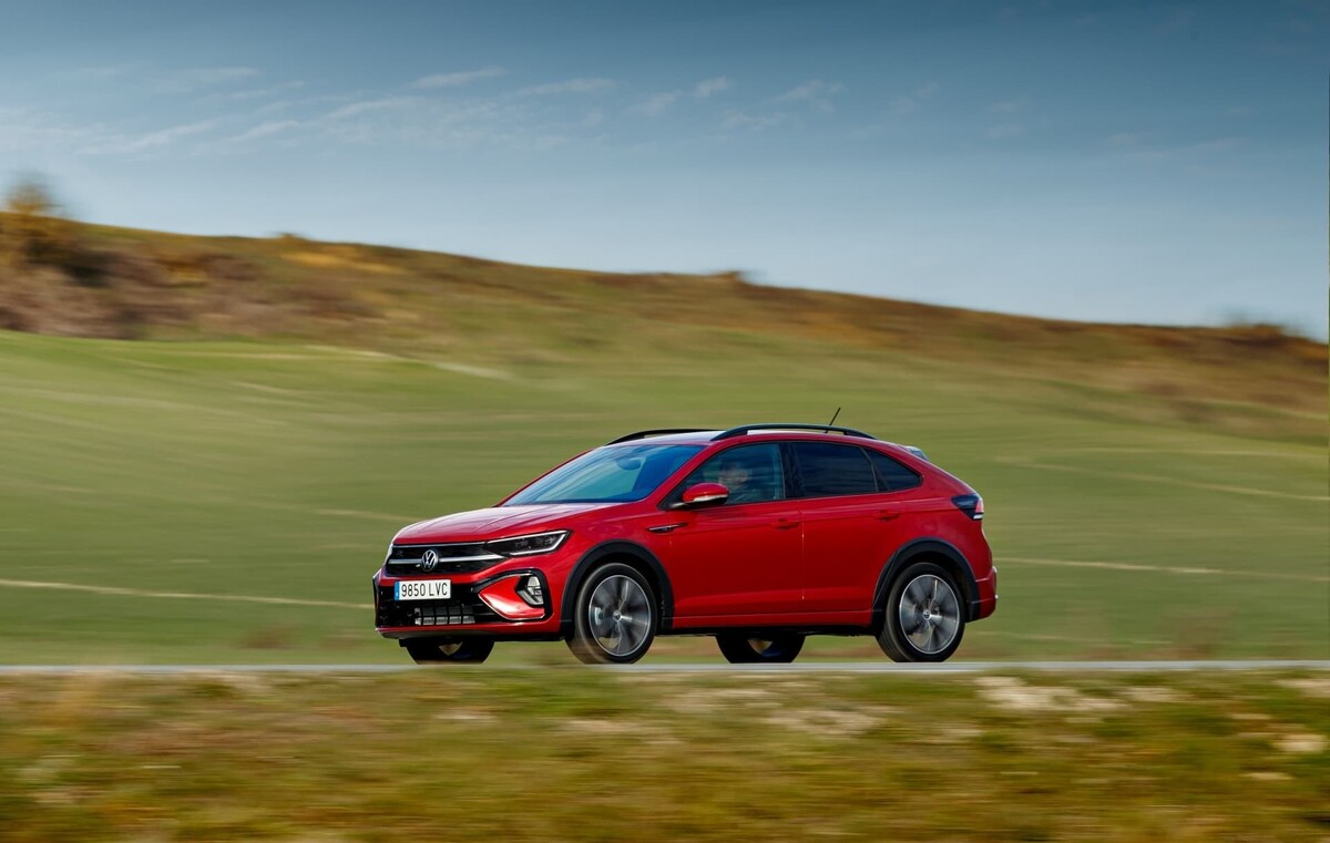 Perfil lateral del Volkswagen Taigo en movimiento, color rojo. Perfil lateral del Volkswagen Taigo en movimiento, color rojo.