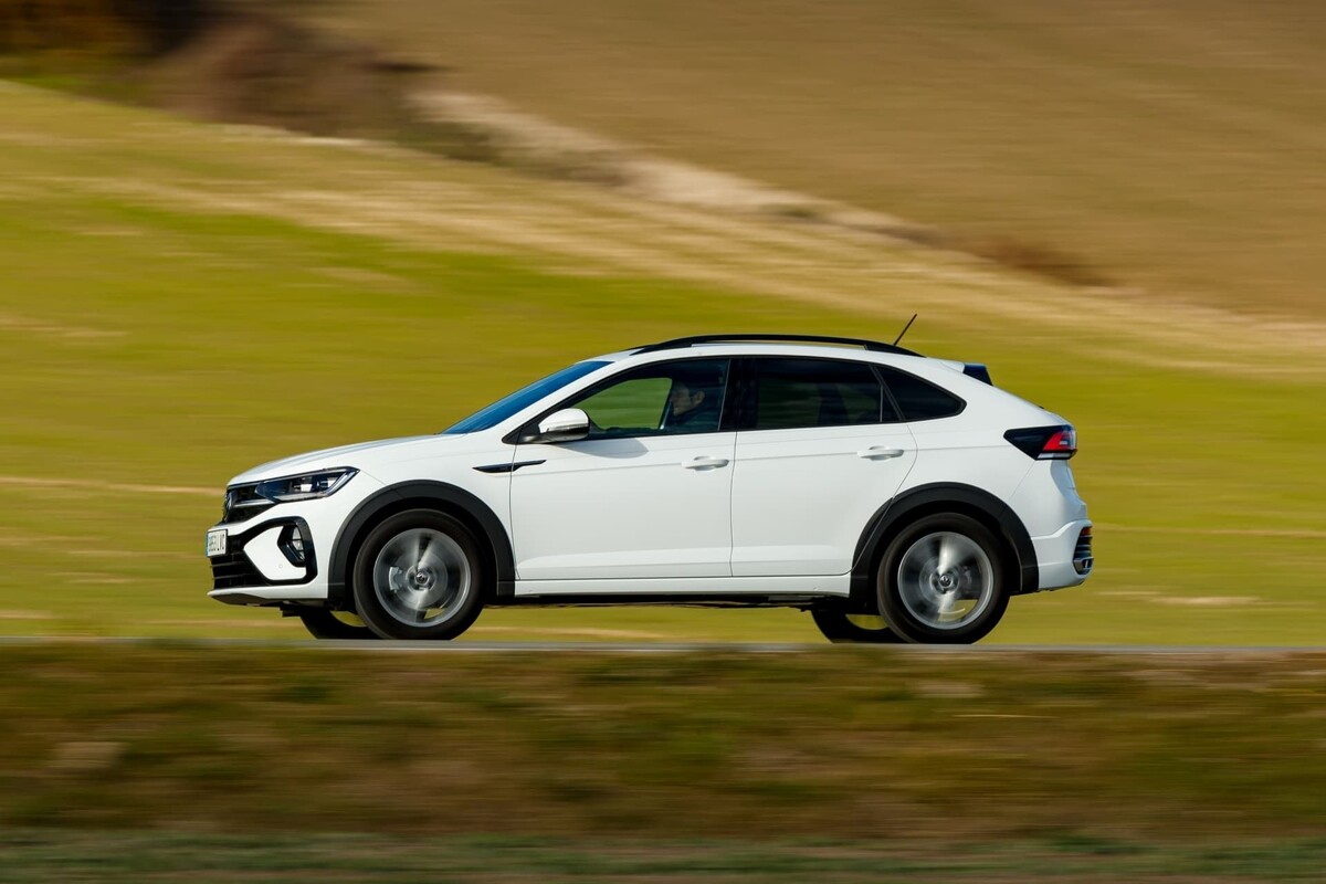 Lateral del Volkswagen Taigo en color blanco durante la marcha. Lateral del Volkswagen Taigo en color blanco durante la marcha.