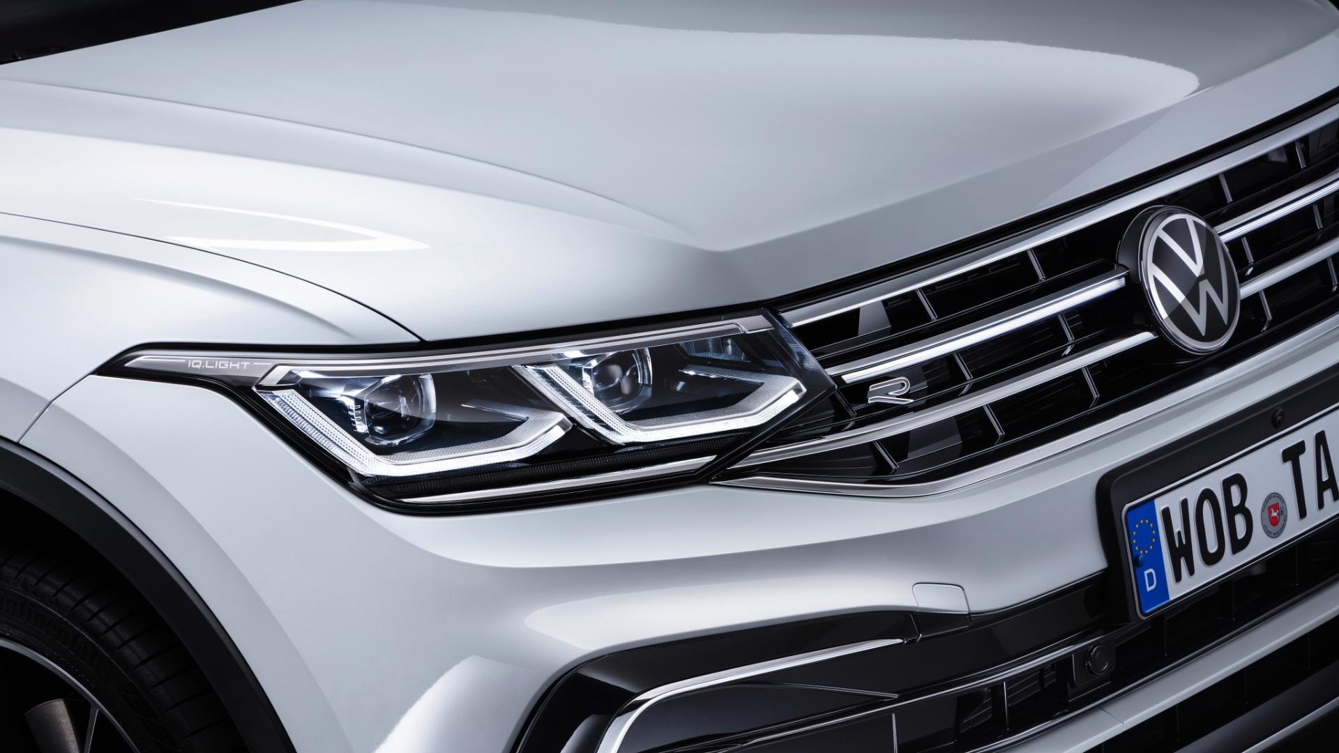 Acentos cromados y diseño de parrilla distintivos del Tiguan Allspace.