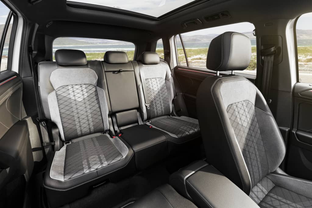 Interior del Volkswagen Tiguan Allspace con asientos de tres filas.