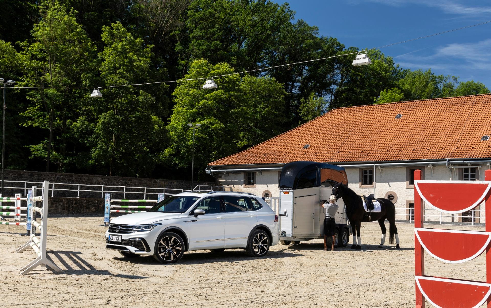 El Tiguan Allspace en ambiente hípico, resaltando versatilidad y espacio.