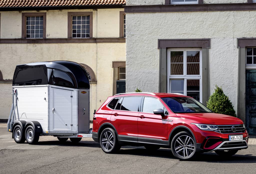 Tiguan Allspace mostrando su capacidad de remolque con un trailer.