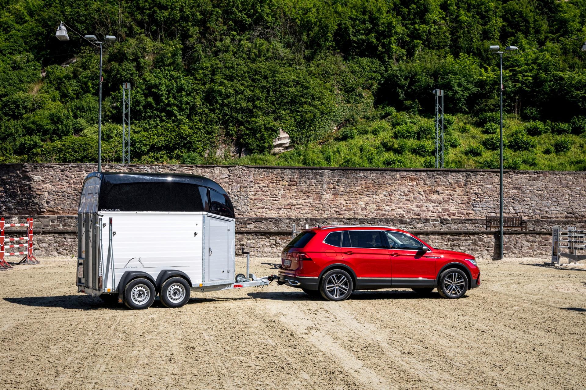 El Tiguan Allspace demostrando su capacidad de carga en entornos ecuestres.