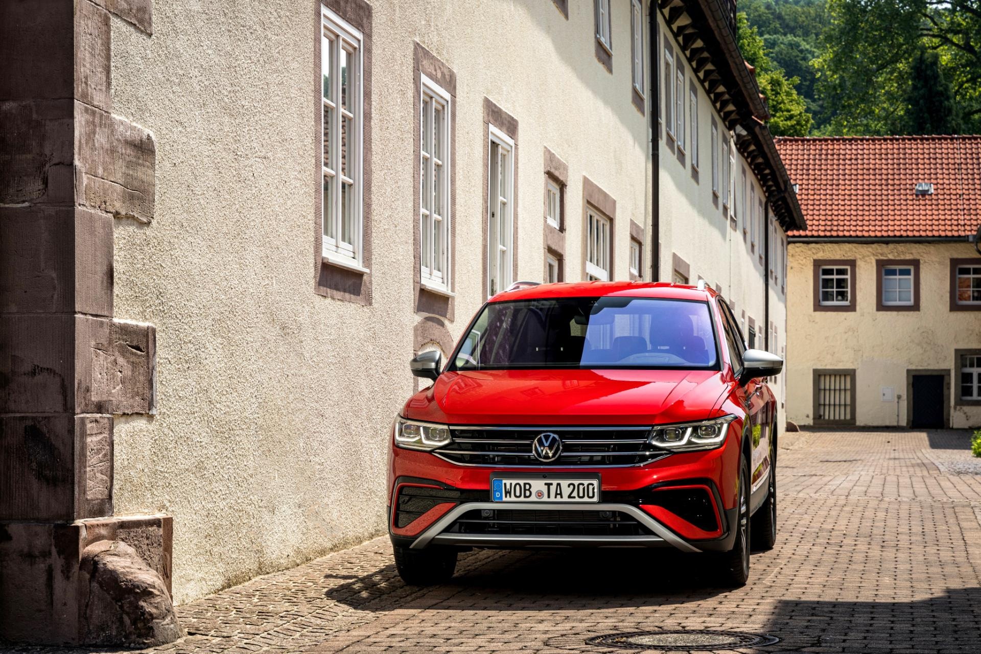 Primer plano del frontal del Tiguan Allspace, destacando su presencia.
