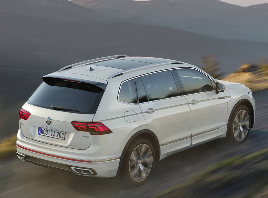 Vista trasera y lateral del Volkswagen Tiguan Allspace en color blanco.