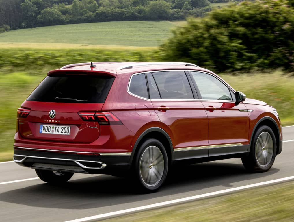 Perfil trasero y lateral del Volkswagen Tiguan Allspace en movimiento.