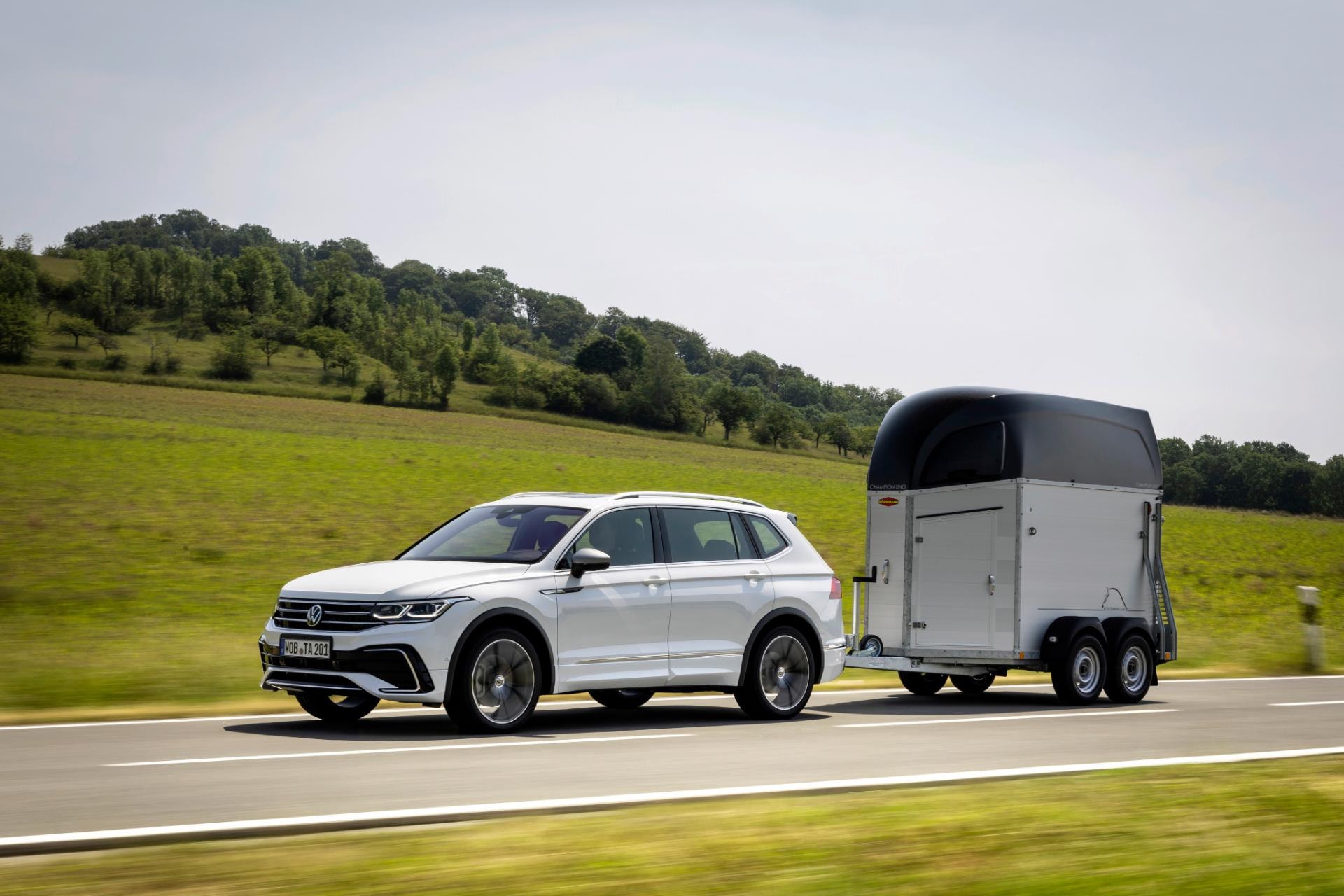 Tiguan Allspace en movimiento, ideal para viajes con carga adicional.