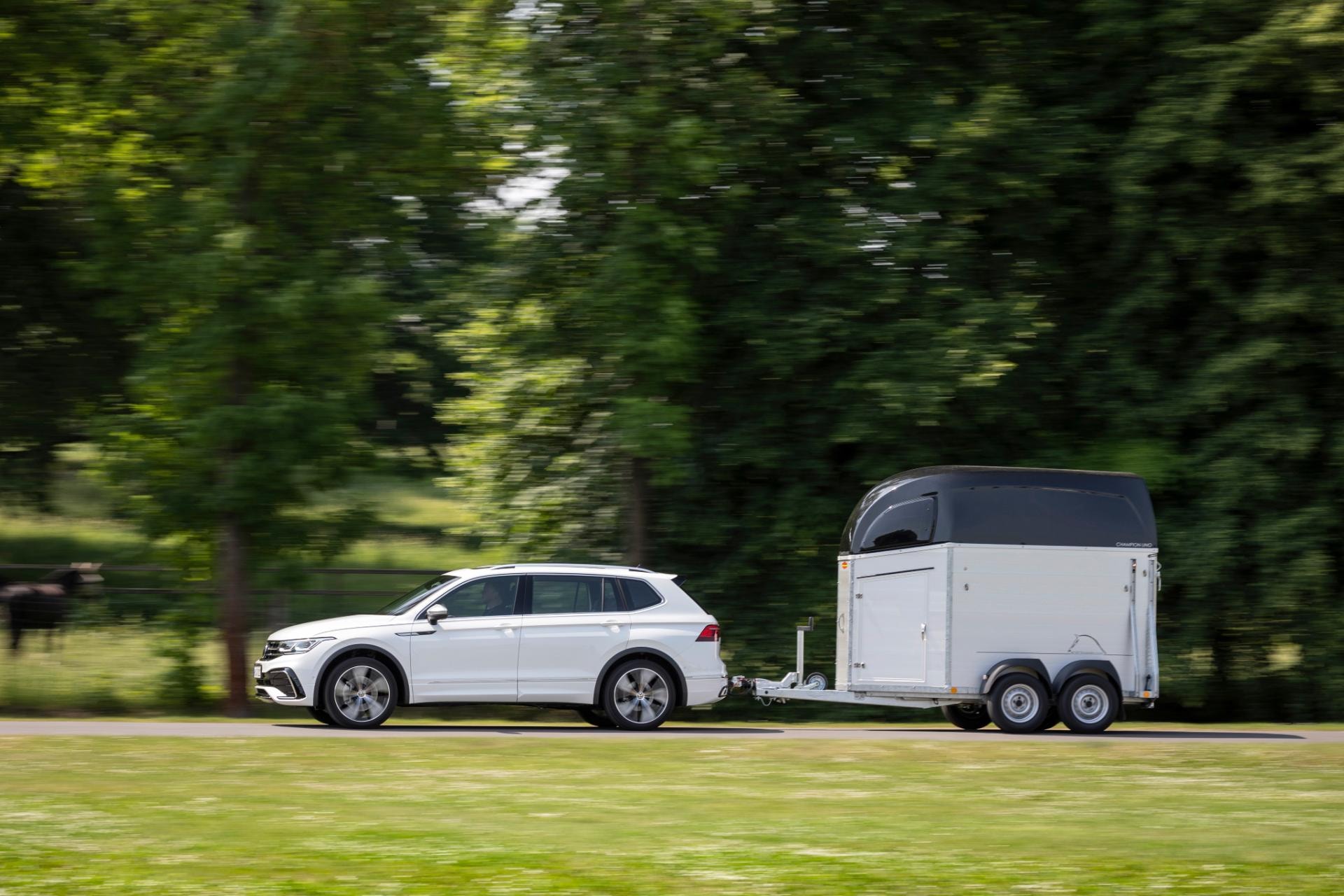 Perfil dinámico del Tiguan Allspace remolcando, reflejando su capacidad de remolque.
