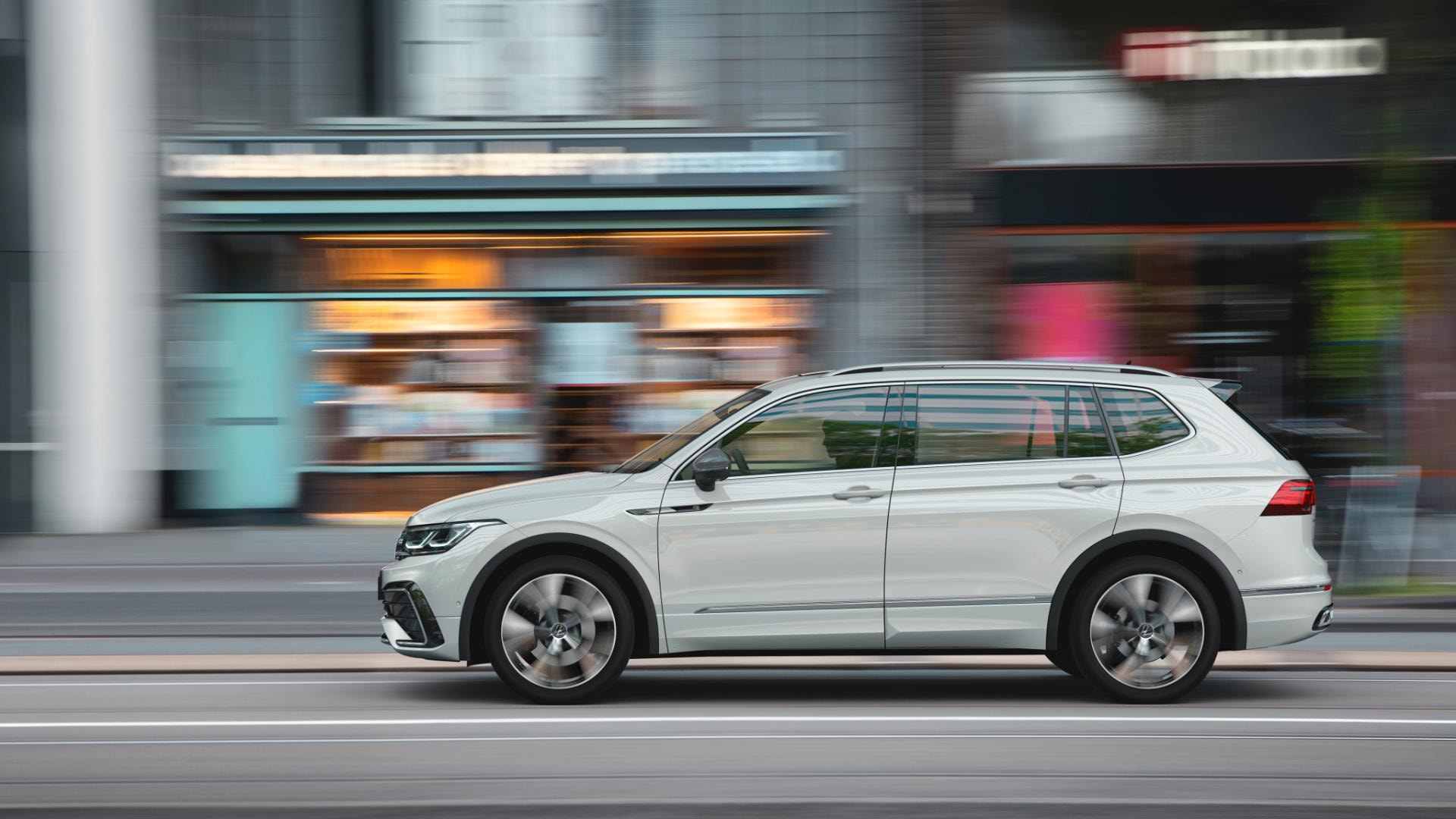 Imagen lateral del Tiguan Allspace capturando su esencia en la ciudad.