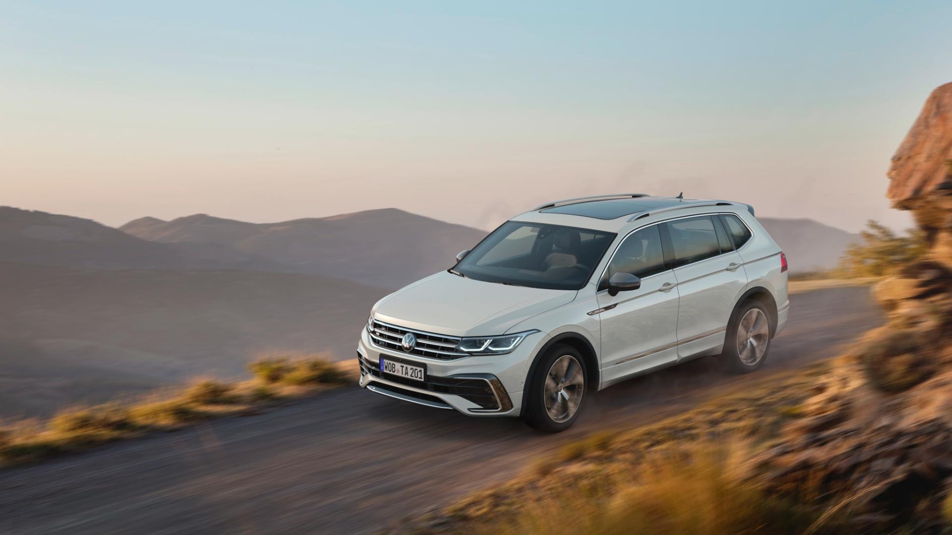 Dinámica frontal del Tiguan Allspace con techo panorámico.