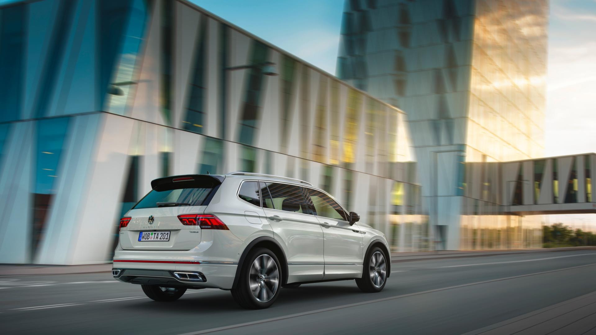 Perfil lateral del Tiguan Allspace reflejando elegancia urbana.