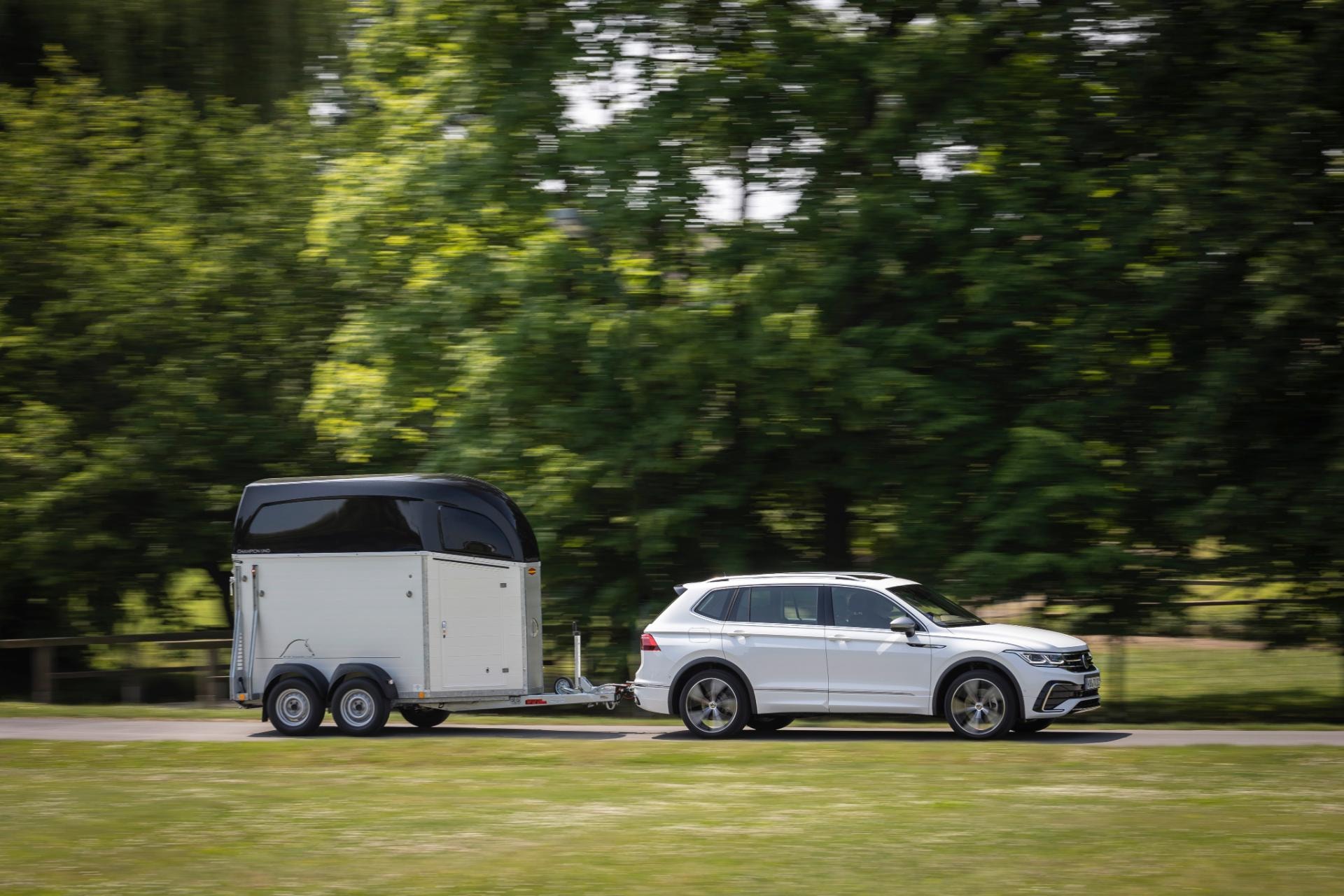 Tiguan Allspace remolcando, mostrando su capacidad y funcionalidad.